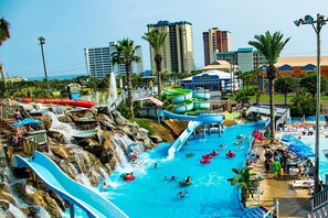 Un parc aquatique doté de plusieurs toboggans et d’un espace piscine.
