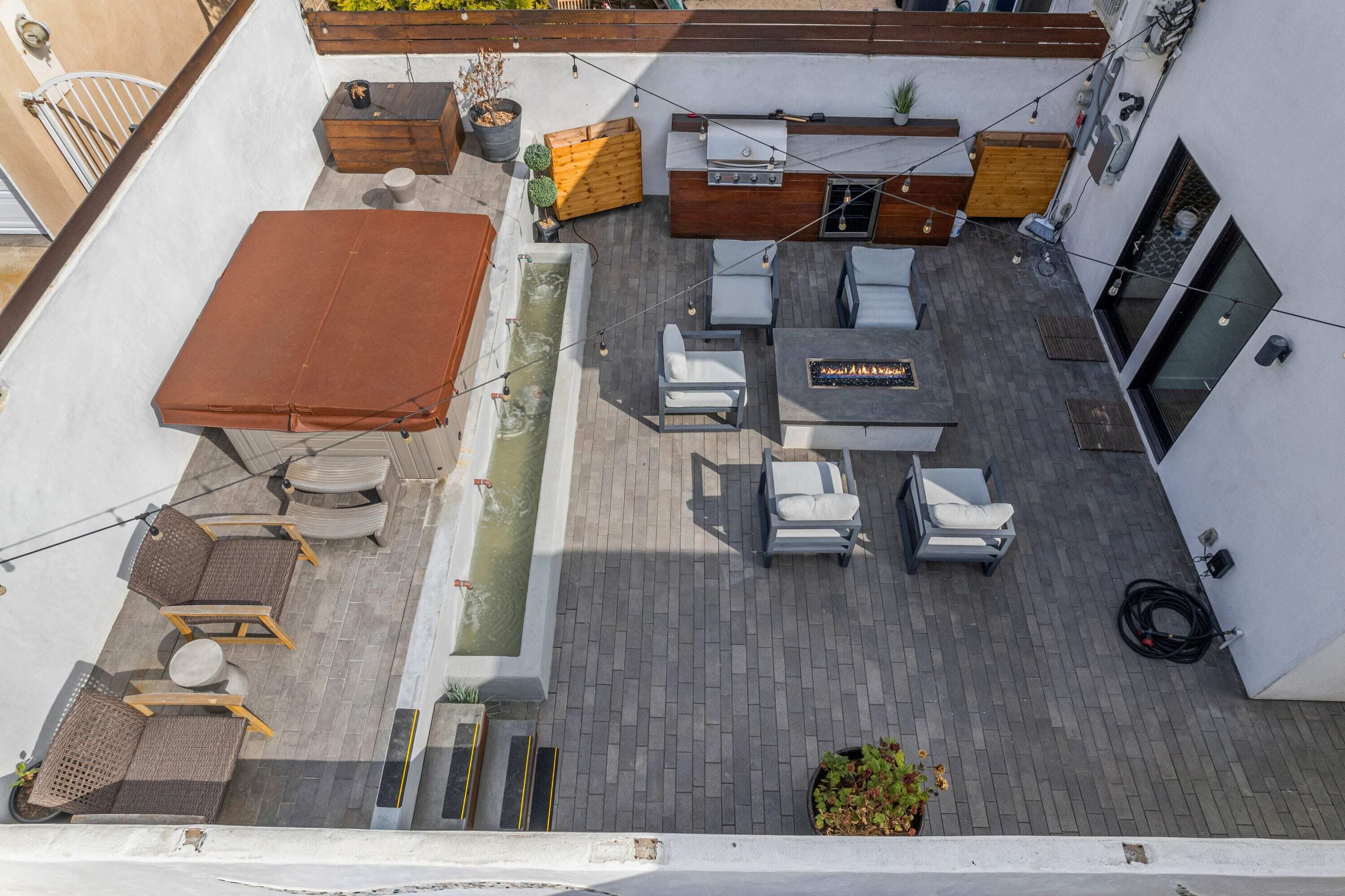 Une terrasse sur le toit avec des sièges extérieurs, un foyer et un élément décoratif aquatique.