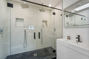 Douche, sèche-cheveux, serviettes fournies, shampoing