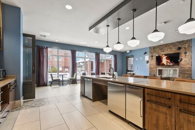 Rollin' on the River - Book for Football Season! Complex Pool & River Views!