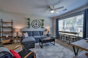 Smart TV, books - Rollin' on the River - Book for Football Season! Complex Pool & River Views! (Tuscaloosa)