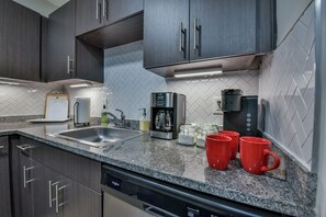 Fridge, microwave, oven, stovetop - Rollin' on the River - Book for Football Season! Complex Pool & River Views! (Tuscaloosa)