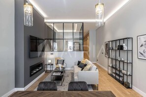 TV, lareira, escritórios