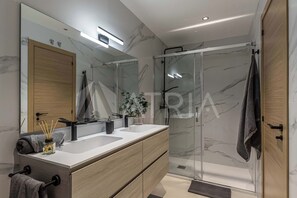 Een douche, handdoeken