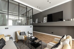 Télévision, cheminée, espaces bureaux