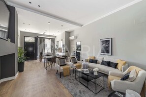 Televisie, een open haard en een kantoor