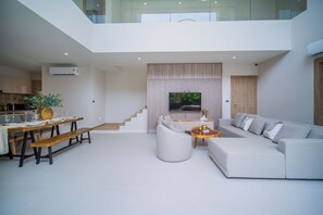 Deluxe-Villa, Poolblick | Wohnbereich | Smart-TV