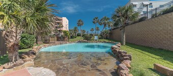 Beach Hideaway, Ocean views, King bed, Dogs OK