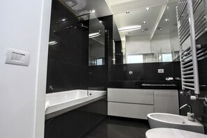 Luxury Room | Bathroom | Free toiletries, hair dryer, bathrobes, towels - duomo luxory home  (Naples)