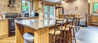 4 Mi to Lake Francis: Peaceful Pittsburg Home