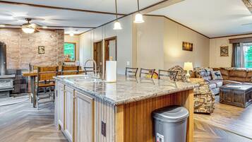 House (3 Bedrooms) | Interior