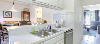 Townhome Near Beach in Galveston: Furnished Patio!