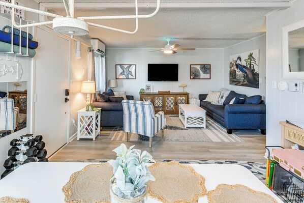 Interior - 1 Mi to Jolly Roger: Condo w/ Pool in Ocean City! (Ocean City)