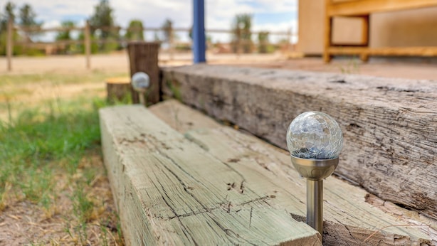 A wooden bench with a glass globe ornament. - Las Cruces Studio ~ 3 Mi to Nmsu! (Las Cruces)