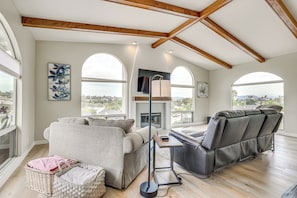 Interior - San Marcos Getaway w/ Deck & Lake Views! (San Marcos)
