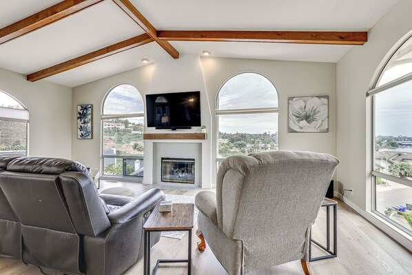 House (3 Bedrooms) | Interior - San Marcos Getaway w/ Deck & Lake Views! (San Marcos)