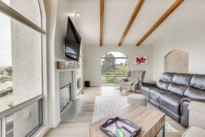 House (3 Bedrooms) | Interior - San Marcos Getaway w/ Deck & Lake Views! (San Marcos)