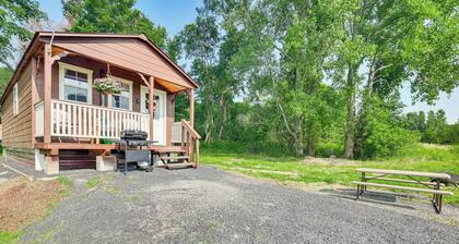 Isle La Motte Cabin ~ 3 Mi to Lake Champlain!