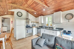 Interior - Isle La Motte Cabin ~ 3 Mi to Lake Champlain! (Isle La Motte)