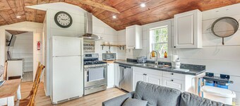 Isle La Motte Cabin ~ 3 Mi to Lake Champlain!