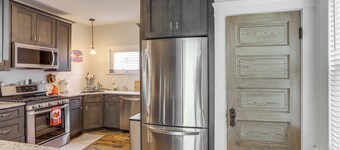 3 Mi to Cedar Point: Sunny Sandusky Home w/ Yard