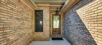 Mountain & Waterfall Views: Stunning Dahlonega Gem