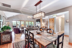 House (5 Bedrooms) | Interior