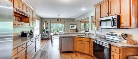 House (5 Bedrooms) | Interior