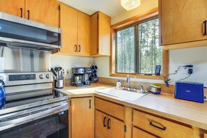 House (2 Bedrooms) | Interior - 1 Mi to State Park: Peaceful La Pine Cabin w/ Deck (La Pine)