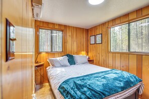 House (2 Bedrooms) | Interior - 1 Mi to State Park: Peaceful La Pine Cabin w/ Deck (La Pine)