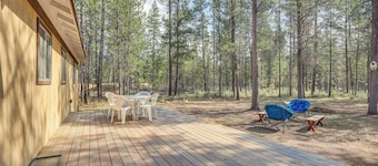 1 Mi to State Park: Peaceful La Pine Cabin w/ Deck
