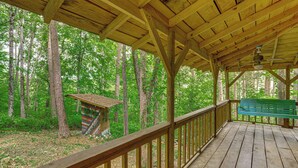 A wooden deck with a bench and a small structure in a forested area. - Mountain View Cabin: Music, Crafts & Shopping! (Mountain View)