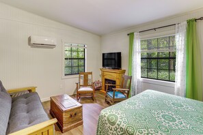Interior - Mountain View Cabin: Music, Crafts & Shopping! (Mountain View)