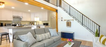 Stunning Sterling Sanctuary: Unwind on the Water!