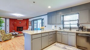 Interior - Decatur Apartment ~ 11 Mi to Downtown Atlanta! (Decatur)