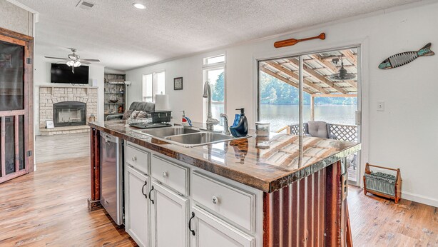 Una cocina amplia con una isla grande, chimenea y vistas al exterior.