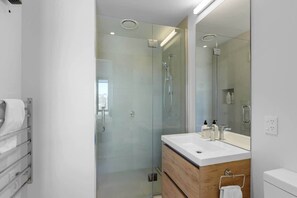 Dusche, Haartrockner, Handtücher, Shampoo