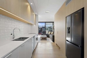Refrigerador, microondas, horno y parrilla de estufa 
