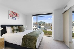 3 habitaciones, tabla de planchar con plancha, wifi y ropa de cama 