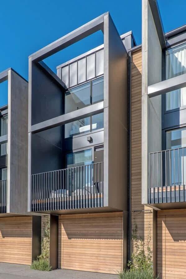 Un bâtiment moderne doté d’une architecture originale, caractérisé par de grandes fenêtres et des balcons.