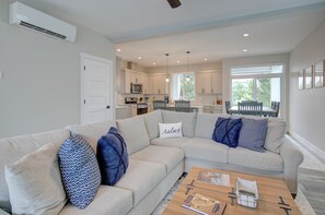 TV, fireplace - The Ginger Pearl - Oyhut Bay Seaside Resort (Ocean Shores)