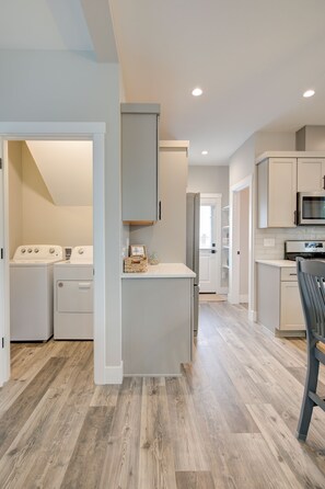 Fridge, microwave, oven, stovetop - The Ginger Pearl - Oyhut Bay Seaside Resort (Ocean Shores)