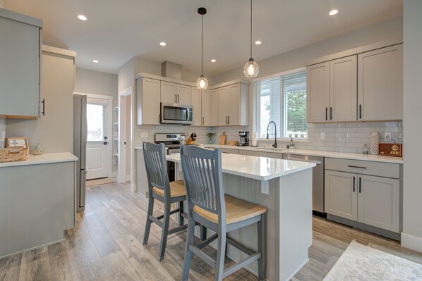 Fridge, microwave, oven, stovetop - The Ginger Pearl - Oyhut Bay Seaside Resort (Ocean Shores)