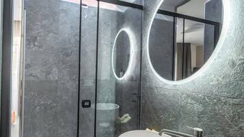 Habitación ejecutiva doble | Baño | Ducha, cabezal de ducha tipo lluvia, secador de pelo y zapatillas