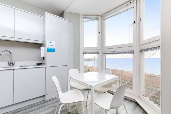 Dining - Brighton City Centre Seafront 1 Bedroom Flat BN141KIN05  (Brighton and Hove)