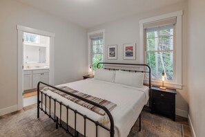 2 bedrooms, free WiFi, bed sheets - *NEW* Adventure Time pet friendly near trails (Pacific Beach)