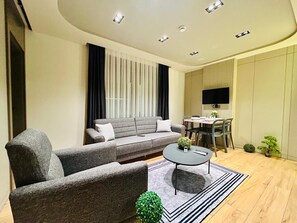 Comfort-Maisonette | Wohnbereich | 32-Zoll-LCD-Fernseher mit Satellitenempfang, Fußbodenheizung