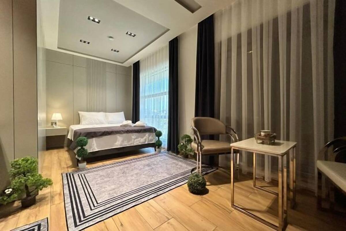 2 bedrooms, hypo-allergenic bedding, Select Comfort beds, desk