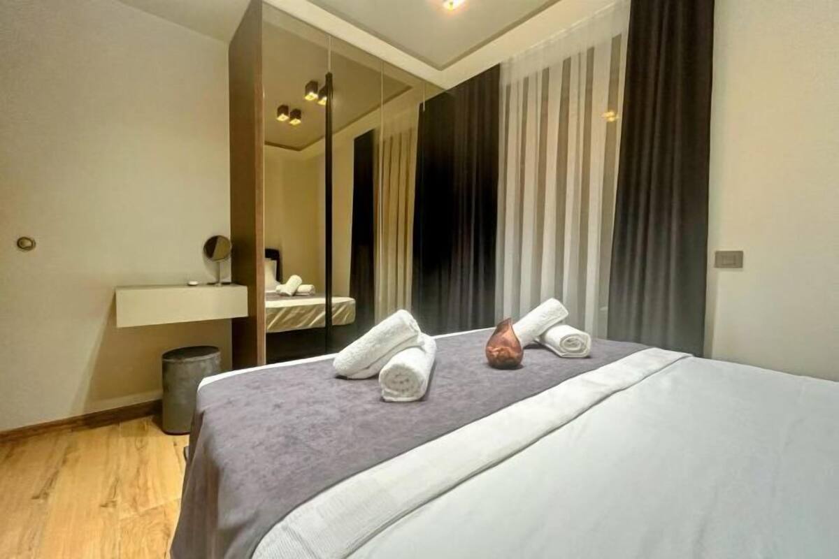 2 bedrooms, hypo-allergenic bedding, Select Comfort beds, desk