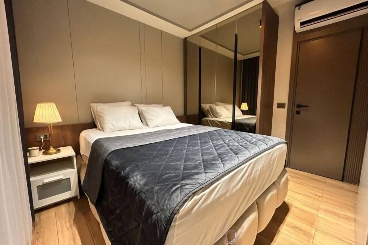 2 bedrooms, hypo-allergenic bedding, Select Comfort beds, desk